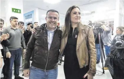  ?? JORGE ARMESTAR ?? Gallardo y Garlito, el pasado sábado, tras conocer el resultado de las primarias, en la sede del PSOE regional.