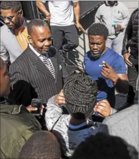  ?? RICK KAUFFMAN — DIGITAL FIRST MEDIA ?? Mayor Thaddeus Kirkland, left, and actor Kevin Hart, right, met outside the Sun Center Studios Wednesday along with students from Chester.