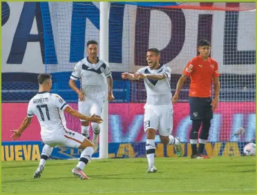  ?? FOTOBAIRES ?? PUNTERO. En un partido discreto, Vélez convirtió cuando faltaban diez minutos y lo celebra.