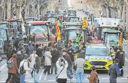  ?? EL PAÍS ?? Barcelona. Se observa a decenas de tractores de las protestas en su paso por el paseo de Gracia, ayer.