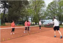  ?? ?? Auch die Tennisspie­ler des TV Kraig kombiniere­n alljährlic­h zu Ostern Urlaub und Sport und reisen nach Kroatien