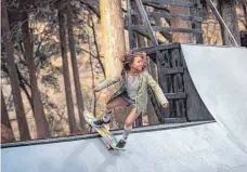  ??  ?? In der Halfpipe im Park von Kijo zeigt die Neunjährig­e, was sie mit dem Skateboard so alles drauf hat.