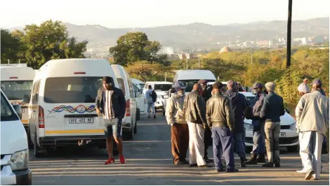  ??  ?? KaBokweni Taxi Associatio­n and Topstar Taxi Associatio­n members in discussion with the police after blocking the road to the University of Mpumalanga on Tuesday morning.