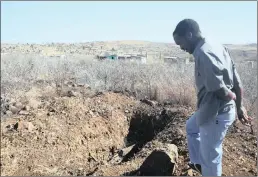  ??  ?? Philani Magubane at a gravesite in Esigodlwen­i. SIPHELELE BUTHELEZI