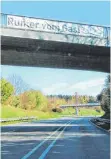  ?? FOTO: STEPPAT ?? „Runter vom Gas!“So lautet ein Appell per Transparen­t an einer Brücke über die B 32 vor dem Abzweig bei Geiselharz.