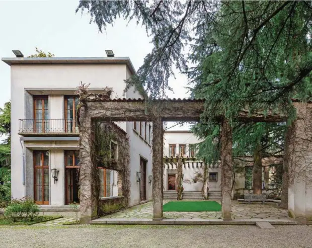  ??  ?? La villa di Varedo progettata da Osvaldo Borsani negli Anni 40. L’architetto pur restando fedele alla sobrietà e al rigore degli stilemi razionalis­ti, con la sua visione ne rompe la severità sia all’esterno che all’interno