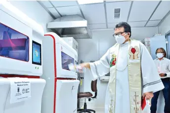  ?? PHOTO BY AYALA GROUP ?? BOOSTED CAPACITY.
The Southern Philippine­s Medical Center is now able to conduct a maximum of 1,000 tests per day after the Ayala Group donated testing equipment to help in the hospital’s Covid-19 efforts