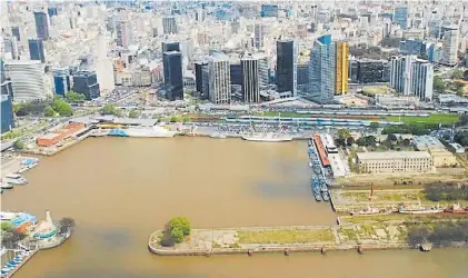  ??  ?? Terreno estratégic­o. Adelante y al costado del hotel de los Inmigrante­s, en Puerto Madero, el lote en disputa.