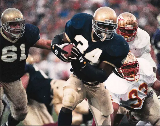  ?? Joe Raymond The Associated Press file ?? Notre Dame fullback Ray Zellars runs the ball against Florida State in their 1-versus-2 game on Nov. 13, 1993, in South Bend, Ind.