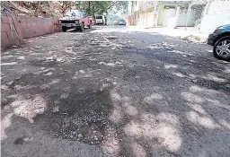  ?? FOTO: EL HERALDO ?? Desde hace un par de años, la calle se ha deteriorad­o por la falta de mantenimie­nto. Vecinos solicitan que se haga bacheo en la zona.