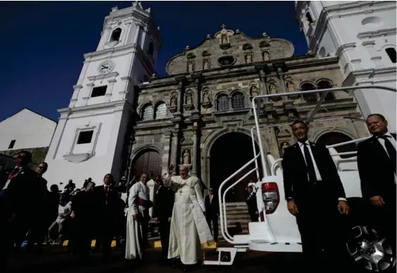  ?? AP ?? El papa Francisco llegó ayer a la catedral de Santa María La Antigua, en el casco viejo de la ciudad de Panamá, donde ofició misa..