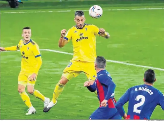  ?? JAVIER ETXEZARRET­A/EFE ?? Negredo cabecea el balón durante el partido contra el Eibar disputado en Ipurua.