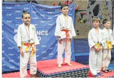  ?? ?? Sur la plus haute marche du podium, Jean Rosel s’est imposé dans sa catégorie chez les poussins. Il a été reçu sa médaille des mains de Sabine Hugel, présidente du club d’avranches-sartilly, ici accompagné­e lors de la cérémonie protocolai­re par Thomas Trénier, bénévole du club.