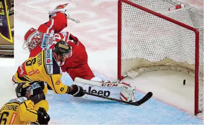  ??  ?? Seit gestern hängen zwei Meisterban­ner an der Decke der Schultz- Halle, in der Rotter das 1: 0 machte