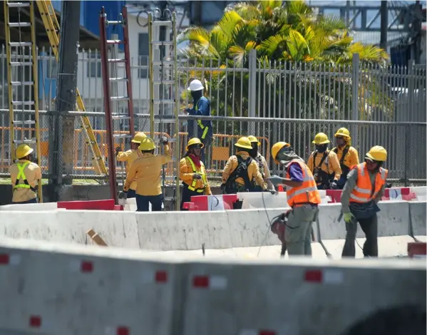  ?? joHn duRÁn ?? Los ministros de Hacienda y de Obras Públicas y Transporte­s pidieron no cortar los recursos destinados a obras viales.