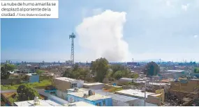  ?? Foto: Roberto Godínez ?? La nube de humo amarilla se desplazó al poniente de la ciudad. /