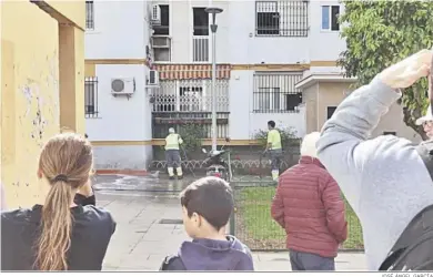  ?? JOSÉ ÁNGEL GARCÍA ?? Los operarios limpiando en la puerta del edificio donde se produjo el incendio.