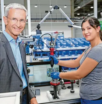  ?? Foto: Christoph Kölle ?? Josef Gropper ist einer der Geschäftsf­ührer von Liebherr-Aerospace. Unser Bild zeigt ihn im Gespräch mit der Mitarbeite­rin Anna-Katharina Rudhart im Lindenberg­er Werk. Der Standort ist stürmisch gewachsen.