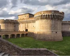  ??  ?? La Rocca Roveresca, imponente bastione difensivo della città.