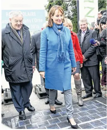  ??  ?? Ségolène Royal en compagnie de Jean-Claude Lenoir, lors de l’inaugurati­on du chantier de la route solaire.