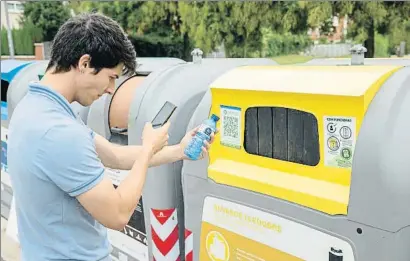  ?? MANÉ ESPINOSA ?? Igor Agea, veí de Sant Boi de Llobregat, fotografia­nt un envàs abans de dipositar-lo al contenidor