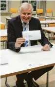  ?? ?? Horst Seehofer, „Vater“des Neuburger Campus, testet den ersten Lehrsaal auf dem Platz von „Tina“.