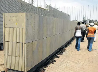  ?? Picture: ELIZABETH SEJAKE ?? REMEMBER THEIR NAMES: The S’khumbuto or Wall of Remembranc­e