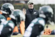  ?? [AP PHOTO] ?? Philadelph­ia Eagles coach Doug Pederson speaks with players during practice at the team’s training facility in Philadelph­ia on Thursday.