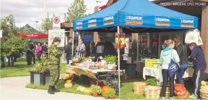  ?? PHOTO : IMAGERIE CPLC PICARD ?? Le personnel du Maraicher Baie Lactée de La Baie proposait aux participan­ts une grande sélection de produits frais.