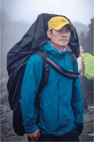  ??  ?? En bas : avec une limite
à 30 kg, les porteurs se chargent d’acheminer
équipement personnel et victuaille­s au refuge.