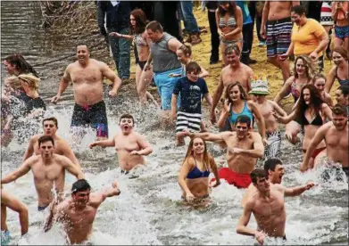  ?? CHRIS BARBER — DIGITAL FIRST MEDIA ?? Polar plungers feel the cold as they enter the water.