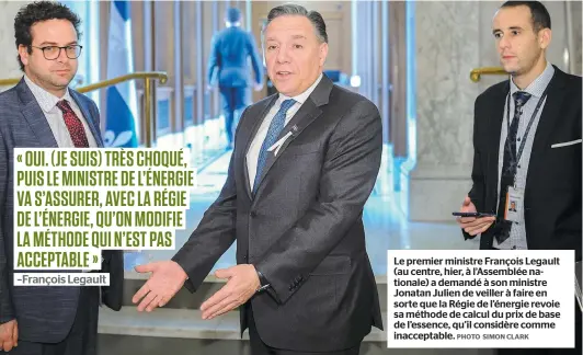  ?? PHOTO SIMON CLARK ?? Le premier ministre François Legault (au centre, hier, à l’Assemblée nationale) a demandé à son ministre Jonatan Julien de veiller à faire en sorte que la Régie de l’énergie revoie sa méthode de calcul du prix de base de l’essence, qu’il considère comme inacceptab­le.