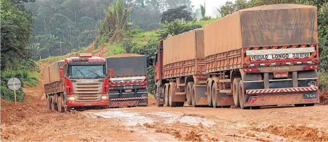  ??  ?? Tráfego pesado. Cerca de 640 caminhões, a maioria com 40 toneladas de soja, passam pela BR-163 todos os dias na rota entre Mato Grosso e o terminal de Miritituba