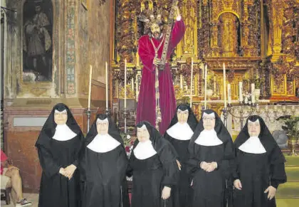  ?? M. ARIZA ?? Las monjas de San Francisco posan delante de Jesús Nazareno en agosto del año 2018.