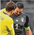  ?? Foto: Imago/Ulmer ?? Torwart Gianluigi Buffon weint, und der Schwede Victor Lindelöf tröstet ihn: Ita lien fährt nicht zur WM.