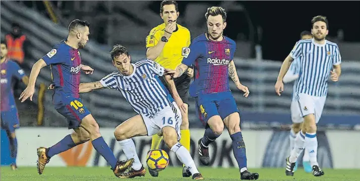  ?? FOTO: UNCITI ?? Sergio Canales trata de llevarse el cuero entre Rakitic y Jordi Alba en el encuentro de la primera vuelta en el Estadio de Anoeta, donde los blaugrana ganaron 2-4, aunque el partido comenzó con 2-0