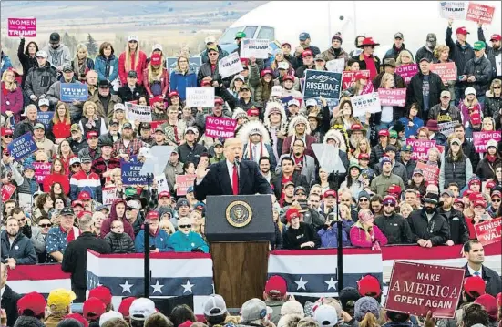  ?? JANIE OSBORNE / AP ?? El presidente Donald Trump, rodeado de seguidores en un mitin ayer en el aeropuerto Bozeman Yellowston­e, en Montana