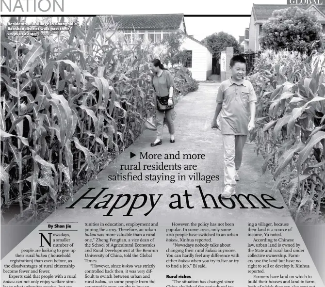  ?? Photo: IC ?? Residents of a village in Shanghai’s Baoshan district walk past their crops in 2014.