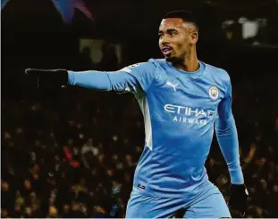  ?? Oli Scarff/afp ?? Gabriel Jesus comemora o seu gol, que deu a virada do Manchester City sobre o PSG; atacante brasileiro entrou no segundo tempo para garantir a vitória