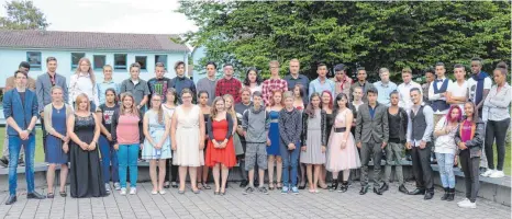  ?? FOTO: GOTTHILF-VOLLERT-SCHULE ?? Sie haben es geschafft: 48 Schüler sind an der Gotthilf-Vollert-Schule von Mutpol verabschie­det worden.