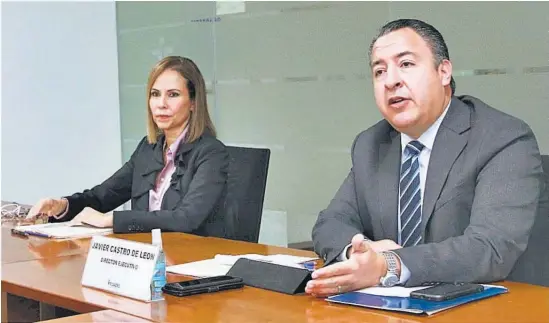  ??  ?? Postura Claudia Umaña, presidenta de FUSADES (izquierda), y Javier Castro, director ejecutivo.