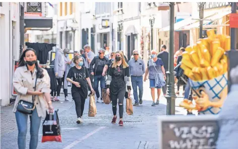  ??  ?? Die Menschen flanieren in der Einkaufsst­raße der niederländ­ischen Grenzstadt Venlo.