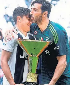  ??  ?? Beso a beso. Dybala y Buffon, unidos por Juventus y el éxito. Ayer, fue puro festejo. El arquero deja el equipo. ¿Qué pasará con el cordobés?