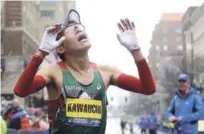  ??  ?? Yuki Kawauchi, de Japón, celebra, después ganar la edición número 122 del Maratón de Boston.