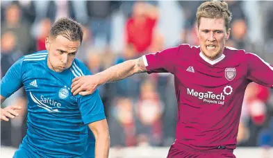  ?? Picture: SNS. ?? Colin Hamilton, seen holding off Aberdeen’s Greg Stewart, signed a new Lichties deal.