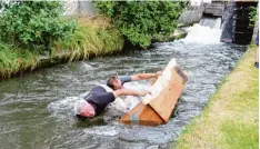  ?? Archivfoto: Josef Abt ?? Auch das Sautrogren­nen auf der Friederger Ach im Rehlinger Ortsteil Oberach hat Filmemache­r Gerhard Menzel besucht.