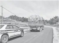  ??  ?? PANTAU: JPJ Cawangan Miri mengadakan Operasi Kenderaan Berat di Jalan Miri-Marudi bagi memantau kenderaan yang membawa lebih muatan.