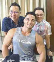  ??  ?? Jeremy is so huge that your Funfarer and ABS-CBN reporter Jeff Fernando, both several sizes smaller, try to ‘hide’ behind him during a photo op