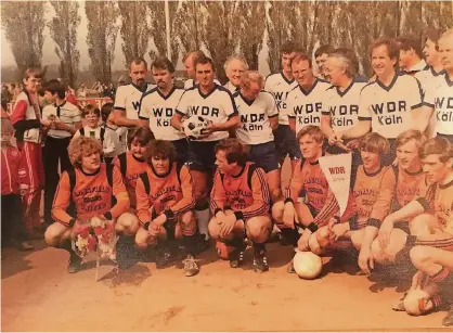  ??  ?? In den 1980er-Jahren gastierte ein WDR-Team mit Berti Vogts und Erich Ribbeck (hintere Reihe m.) bei Longfield United mit Heiz Pozorski (vo.3.v.r.)