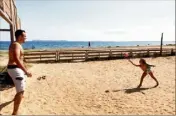  ??  ?? A proximité de la Palmeraie, les usagers peuvent profiter du terrain de sandball en libre accès.